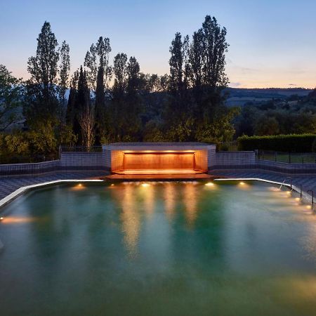 Fonteverde Lifestyle & Thermal Retreat - The Leading Hotels Of The World San Casciano dei Bagni Exterior foto The memorial at night