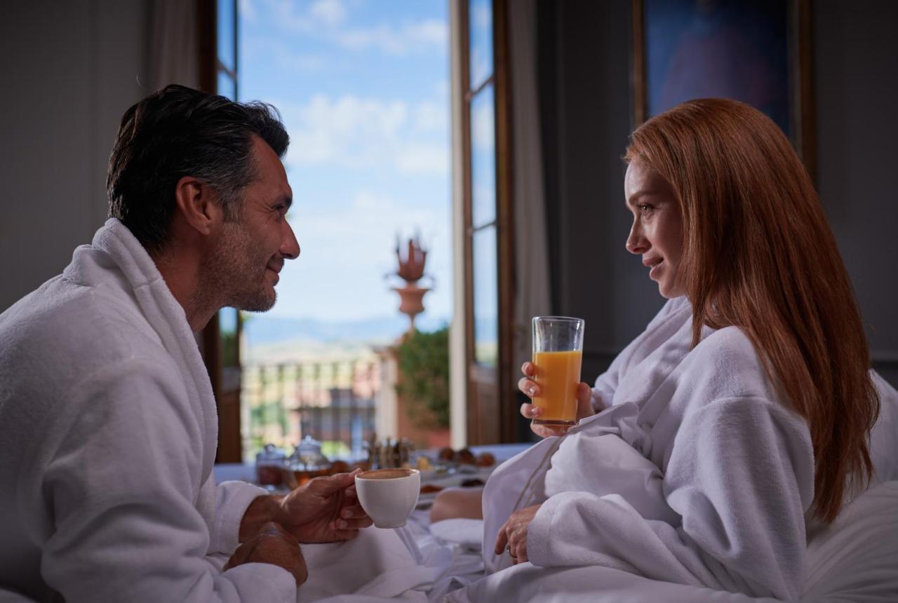 Fonteverde Lifestyle & Thermal Retreat - The Leading Hotels Of The World San Casciano dei Bagni Exterior foto A couple wearing bathrobes