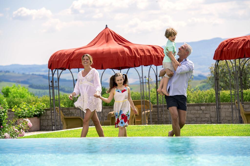 Fonteverde Lifestyle & Thermal Retreat - The Leading Hotels Of The World San Casciano dei Bagni Exterior foto Family at the pool